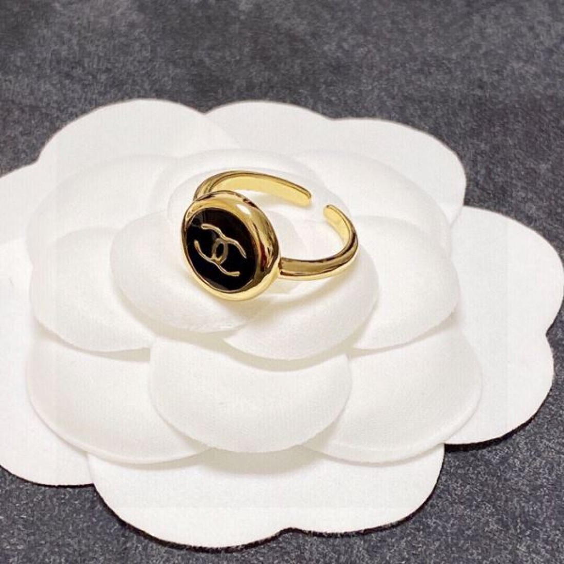 上品な輝きを放つ シャネル CHANEL スーパーコピー リング 魅惑的に