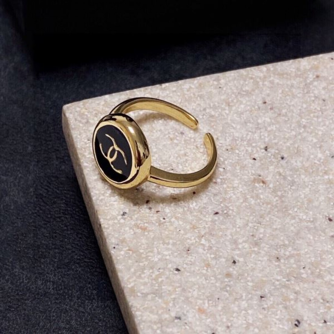 上品な輝きを放つ シャネル CHANEL スーパーコピー リング 魅惑的に