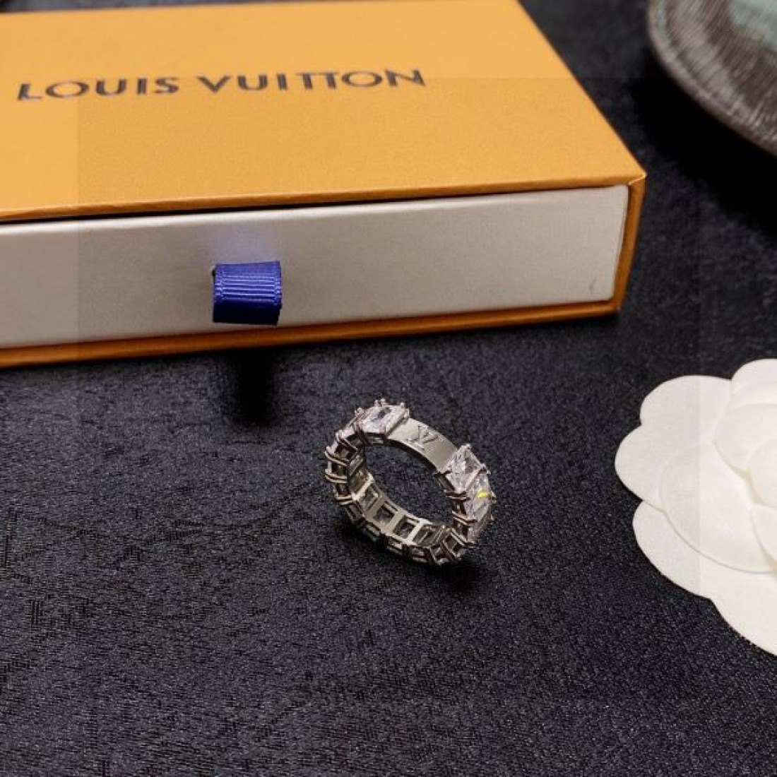 優雅で高級感漂う LOUIS VUITTON ルイヴィトン コピー リング 存在感抜群