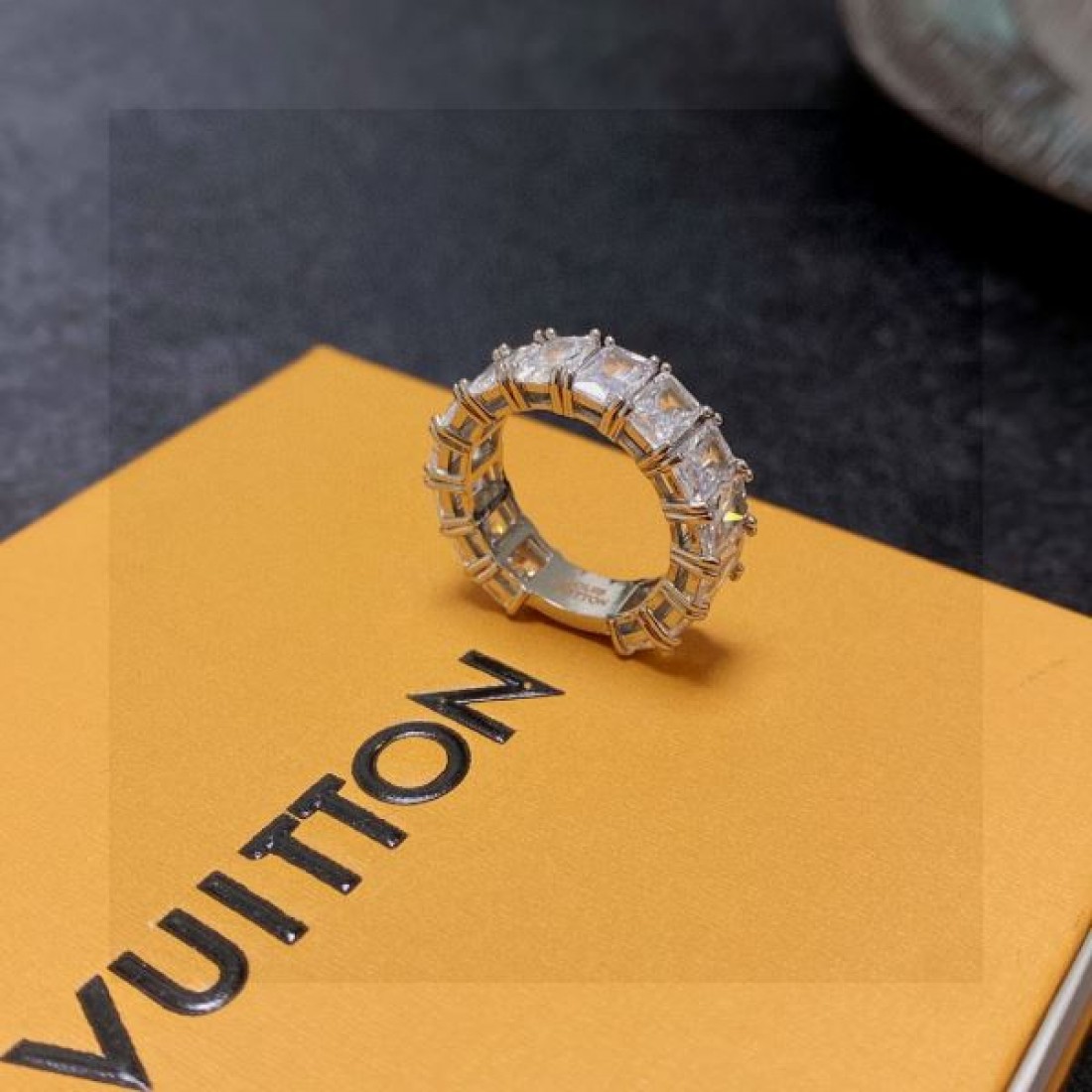 優雅で高級感漂う LOUIS VUITTON ルイヴィトン コピー リング 存在感抜群