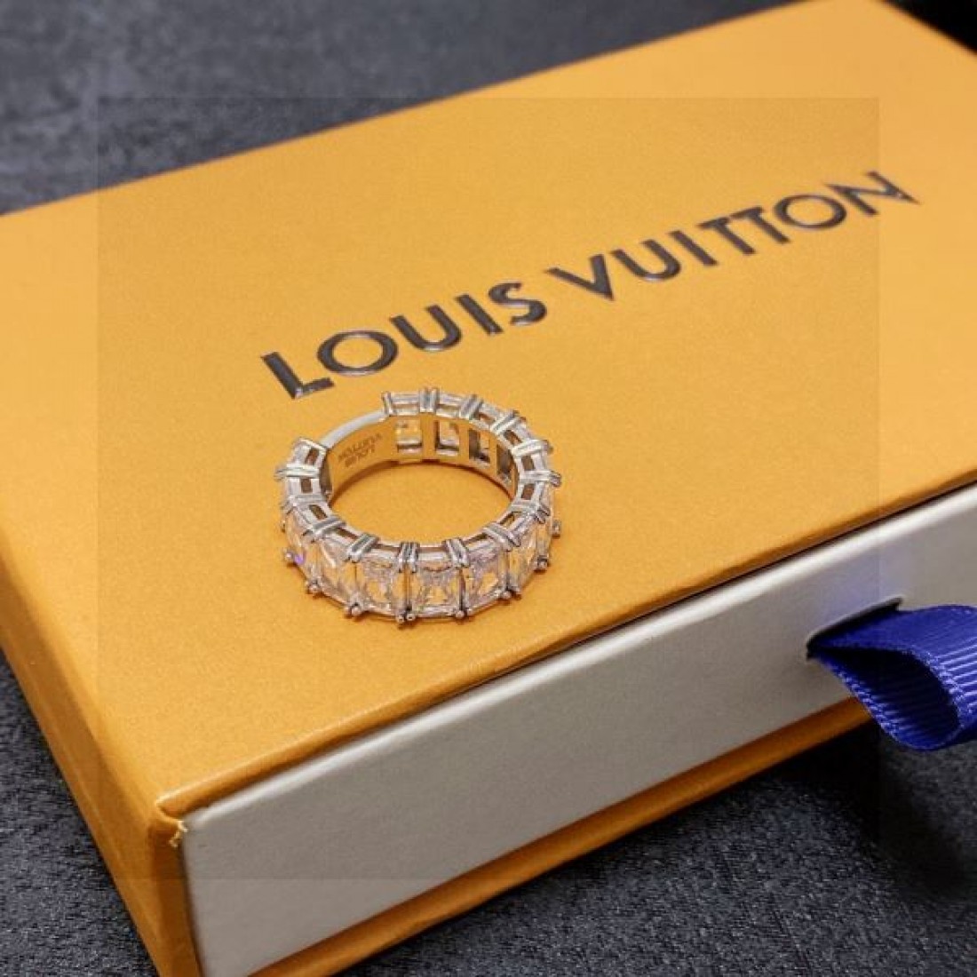 優雅で高級感漂う LOUIS VUITTON ルイヴィトン コピー リング 存在感抜群