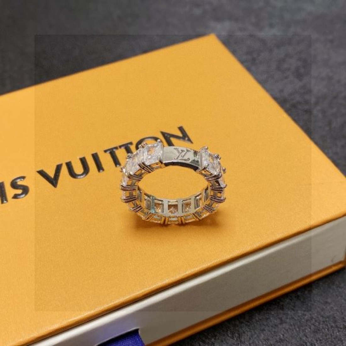 優雅で高級感漂う LOUIS VUITTON ルイヴィトン コピー リング 存在感抜群