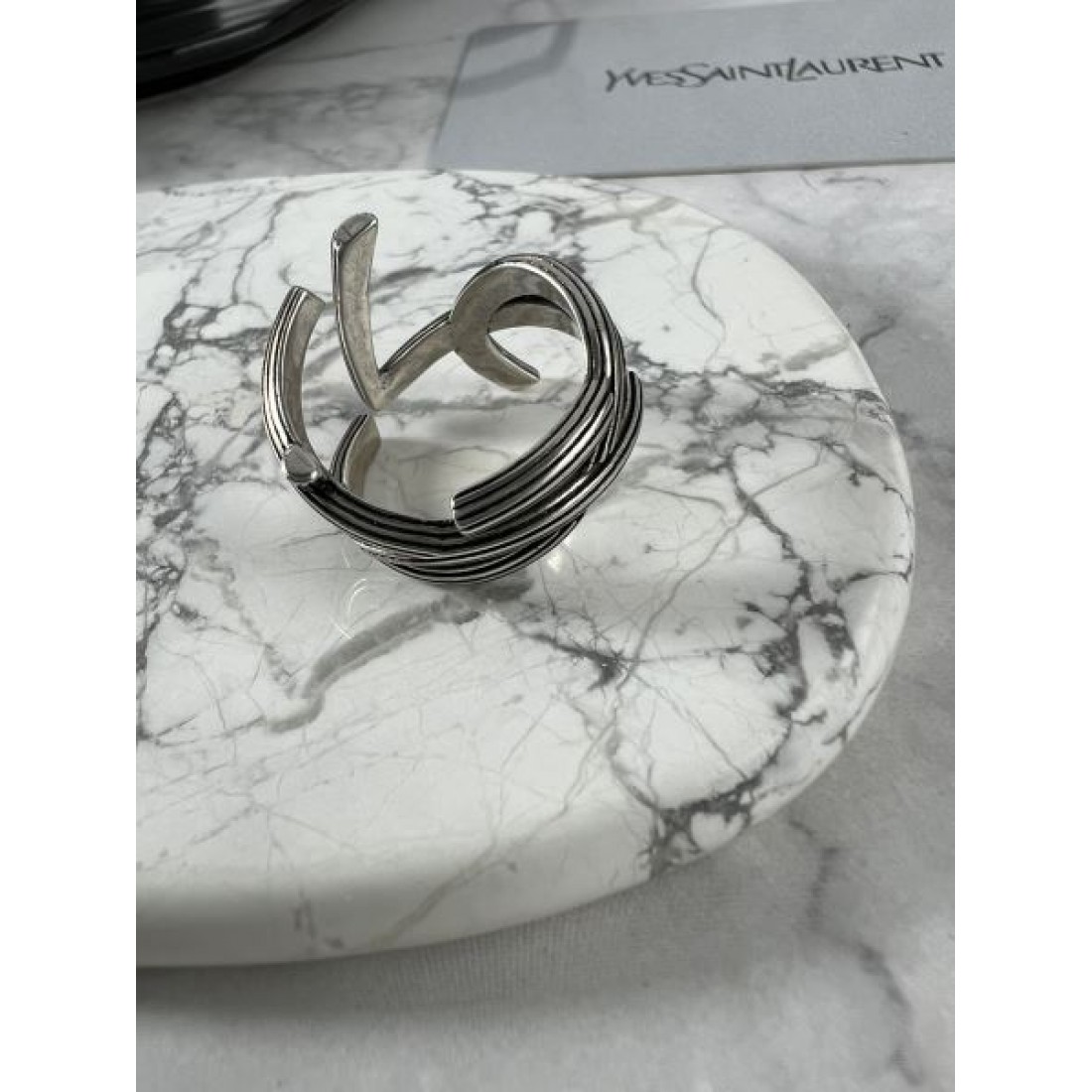 YSL イヴサンローラン コピー リング 上品で洗練された美しさ