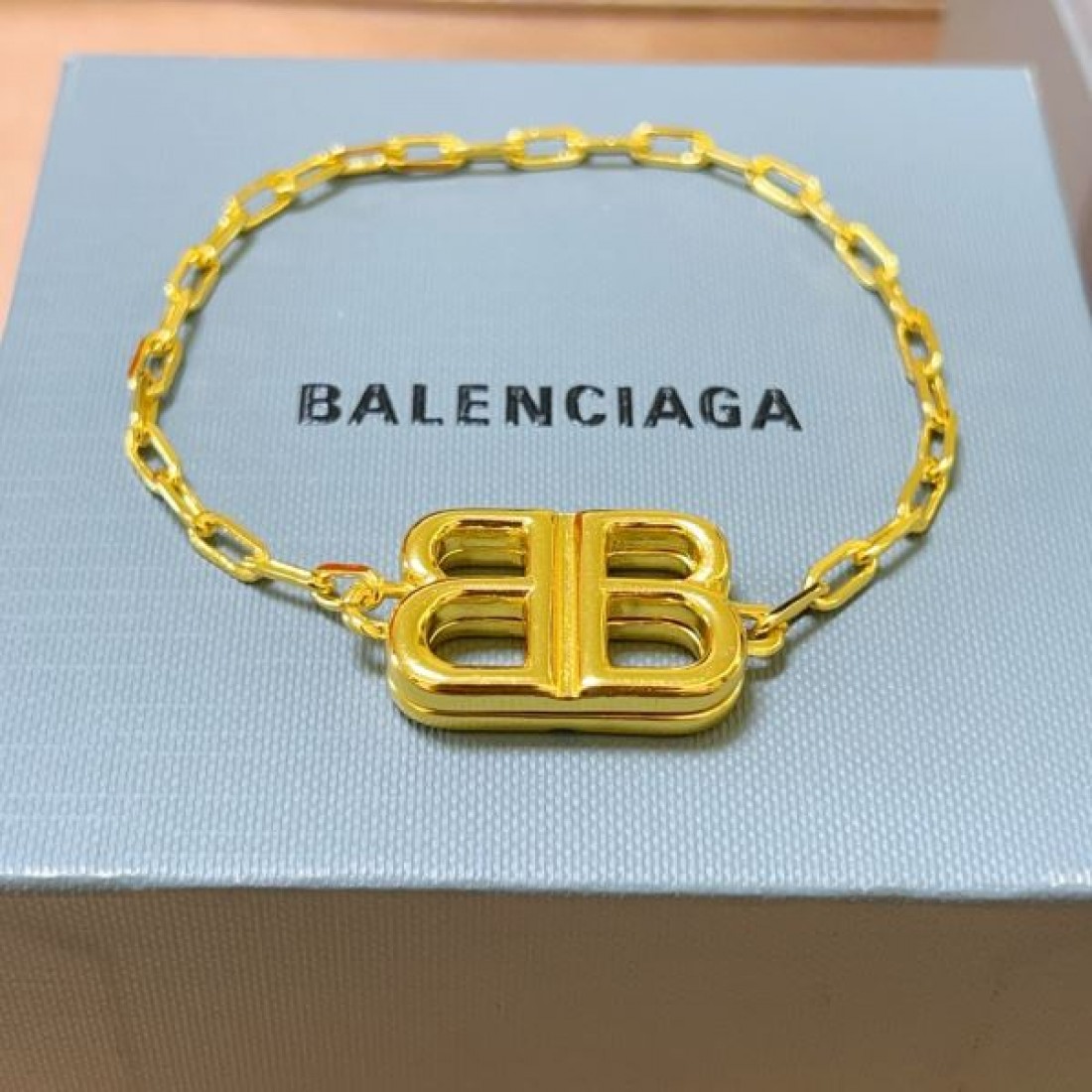 高級感ただよう BALENCIAGA バレンシアガ コピー ブレスレット 特別感あふれる