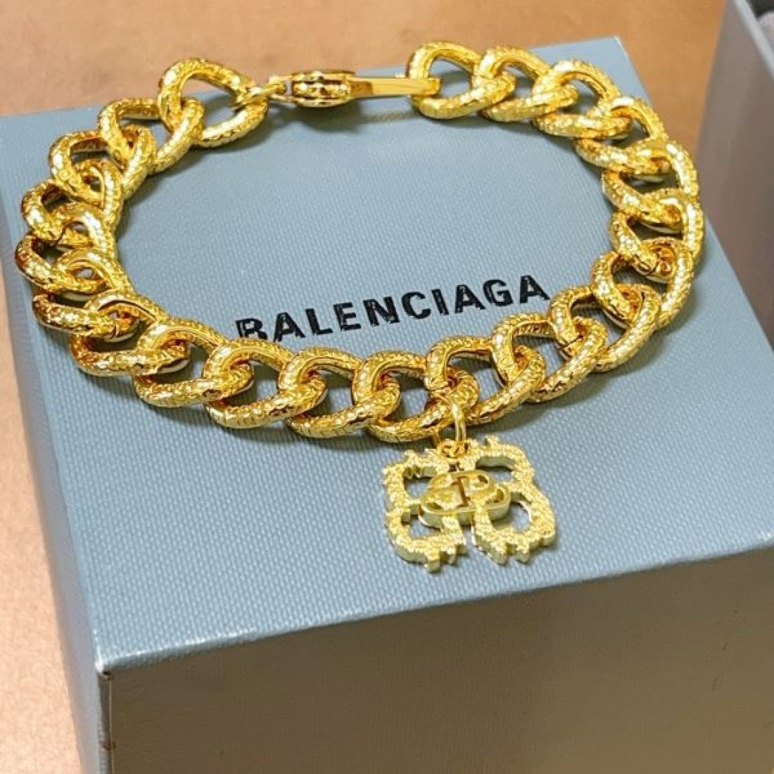 BALENCIAGA バレンシアガ コピー ブレスレット 大胆で個性的な魅力