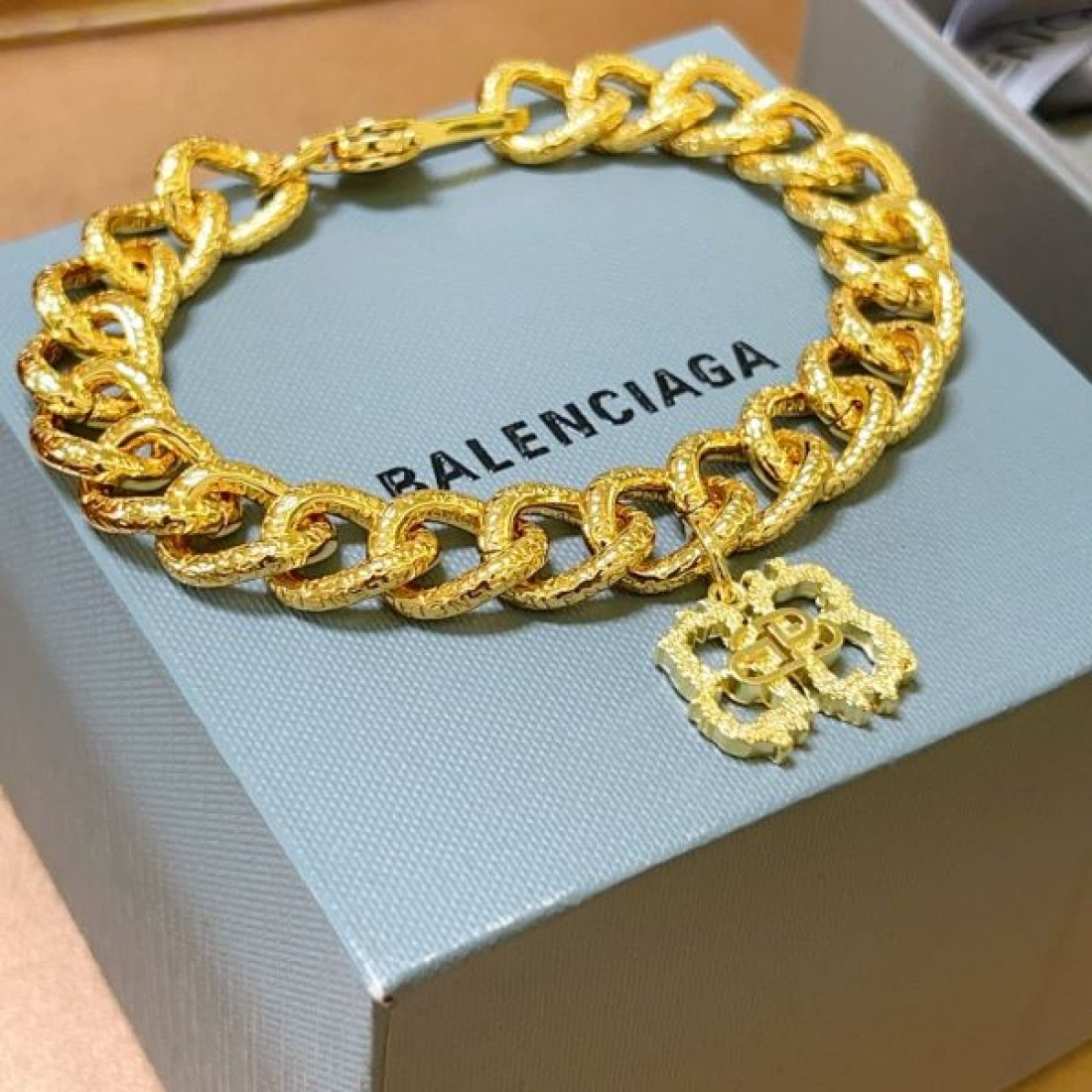 BALENCIAGA バレンシアガ コピー ブレスレット 大胆で個性的な魅力