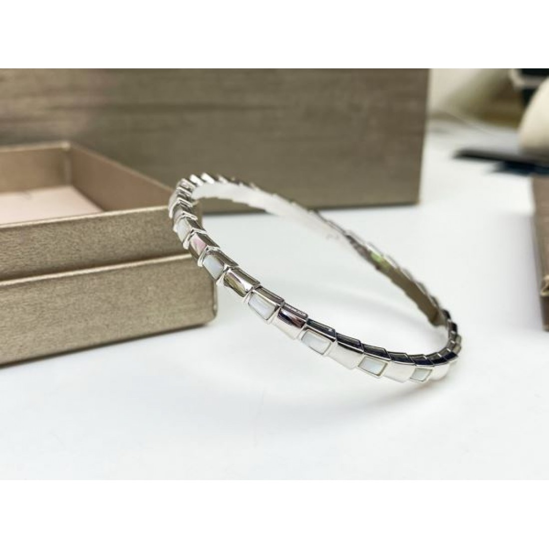 洗練された輝き BVLGARI ブルガリ コピー ブレスレット 気品漂うデザイン