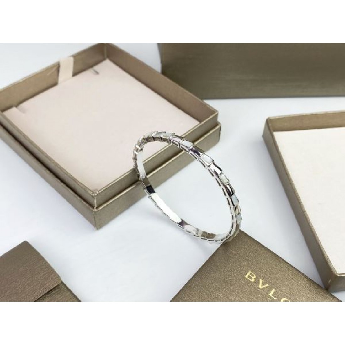 洗練された輝き BVLGARI ブルガリ コピー ブレスレット 気品漂うデザイン