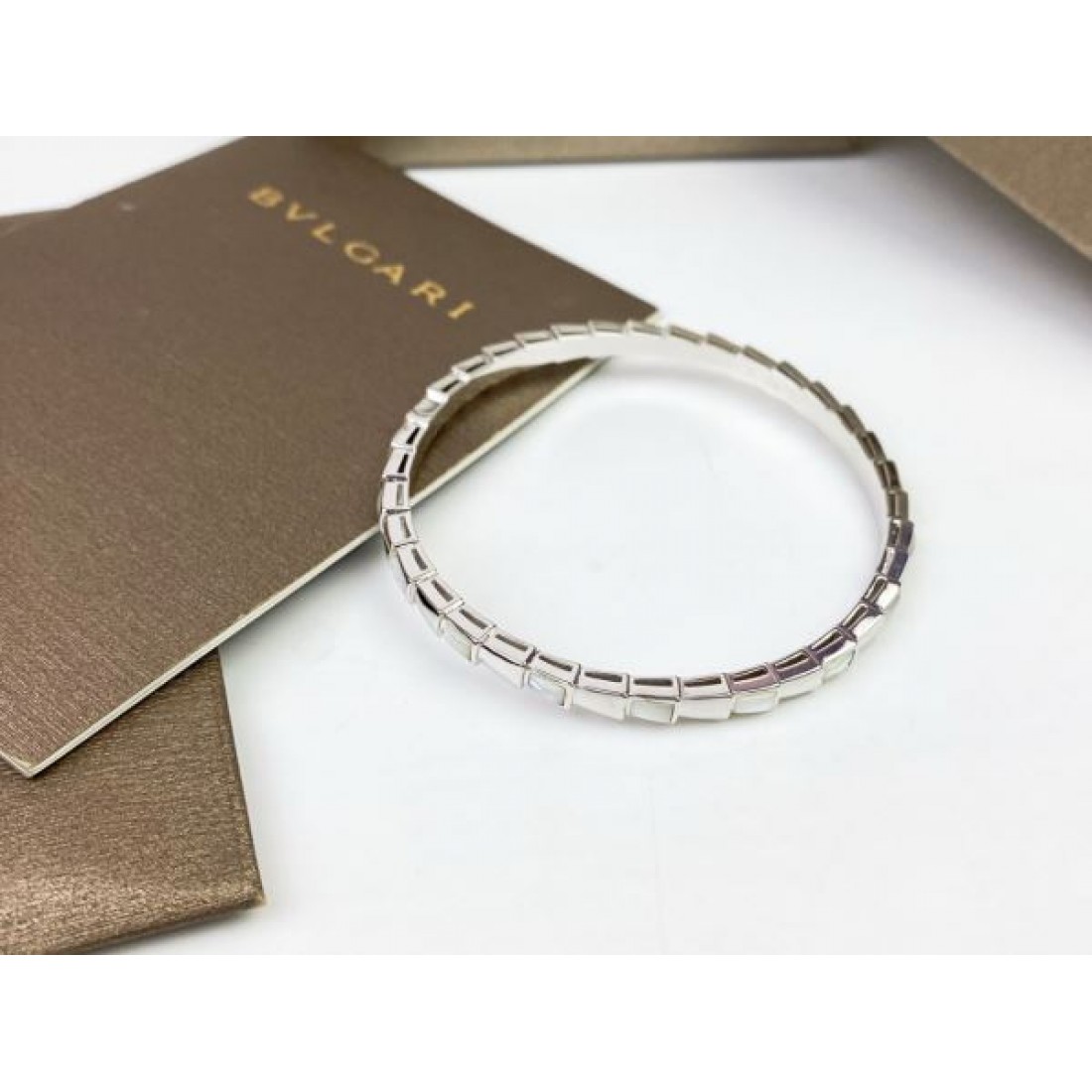 洗練された輝き BVLGARI ブルガリ コピー ブレスレット 気品漂うデザイン