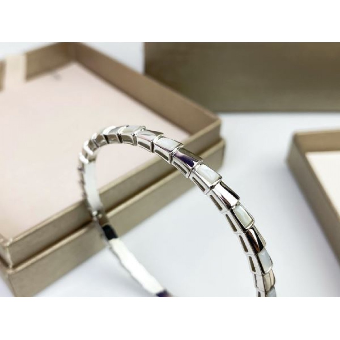 洗練された輝き BVLGARI ブルガリ コピー ブレスレット 気品漂うデザイン