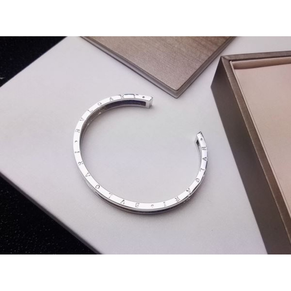  洗練されたデザイン BVLGARI ブルガリ コピー ブレスレット 気品あふれる