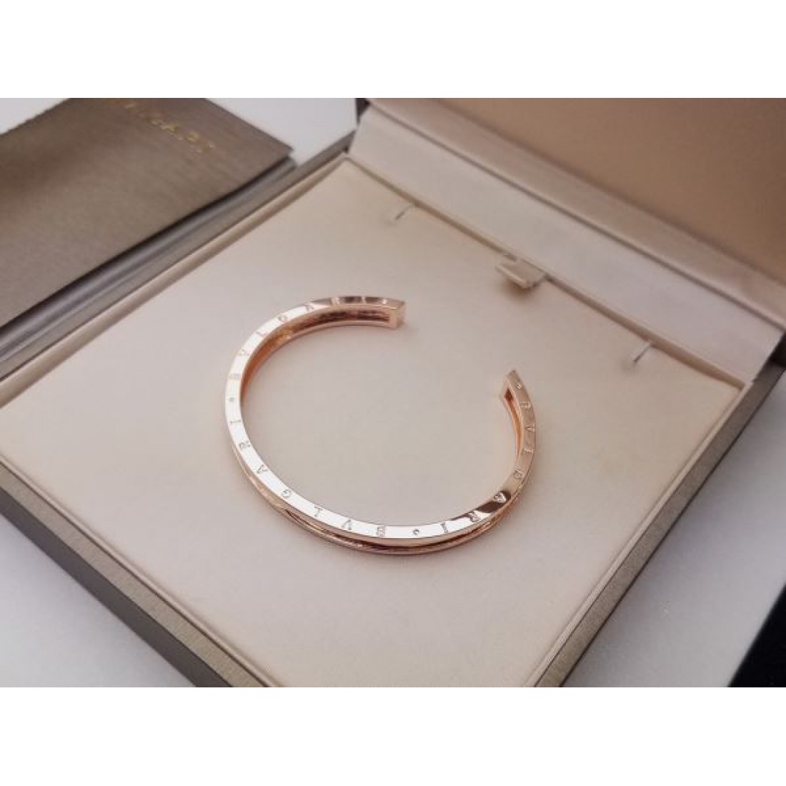  洗練されたデザイン BVLGARI ブルガリ コピー ブレスレット 気品あふれる
