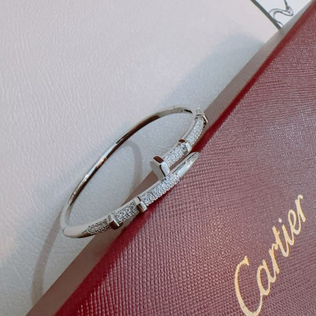 華やかで魅力的な CARTIER カルティエ コピー ブレスレット 特別感あふれる