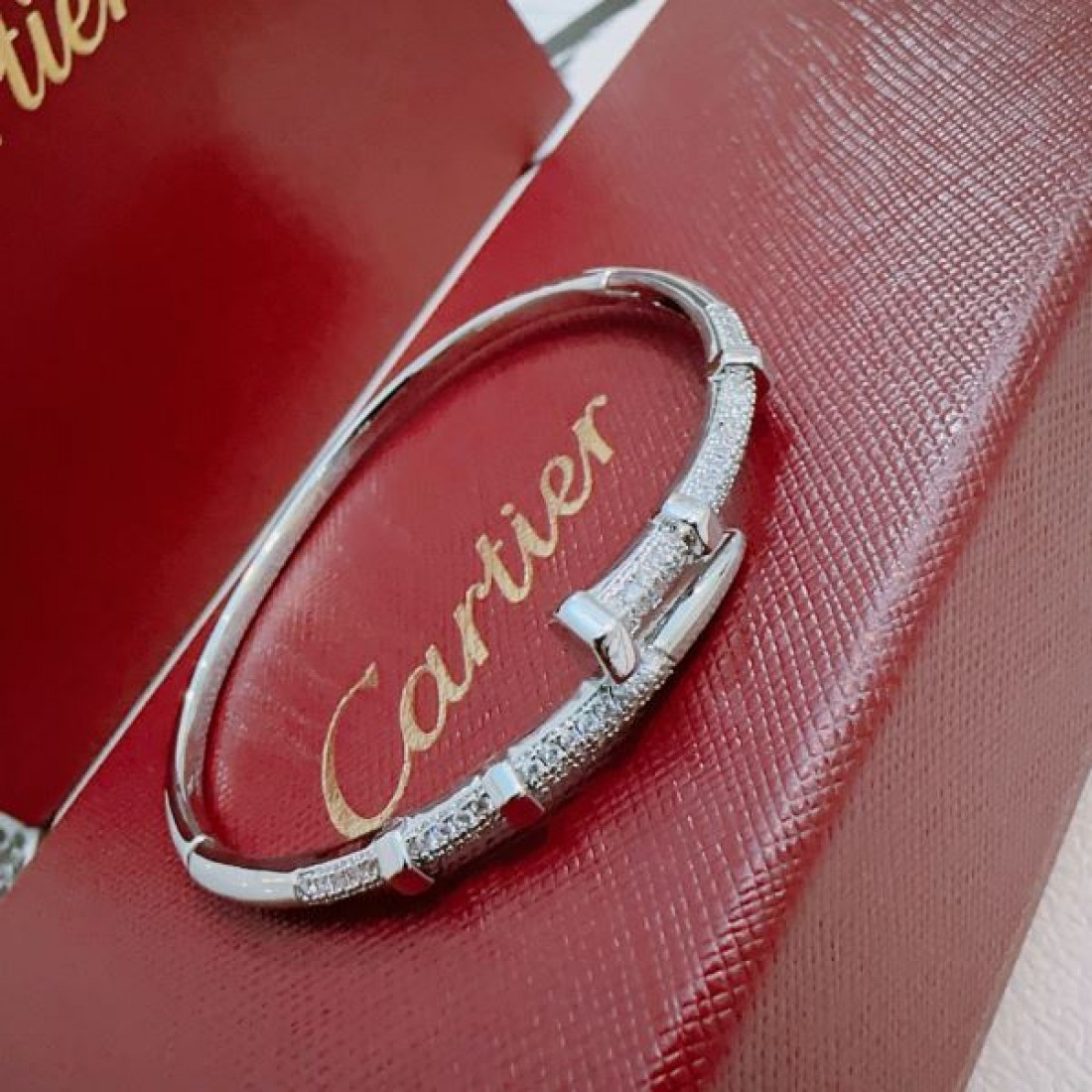 華やかで魅力的な CARTIER カルティエ コピー ブレスレット 特別感あふれる