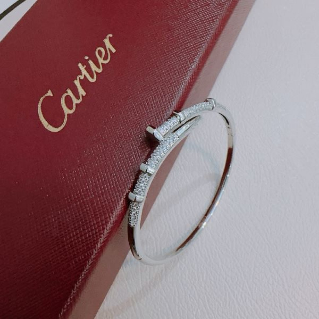 華やかで魅力的な CARTIER カルティエ コピー ブレスレット 特別感あふれる