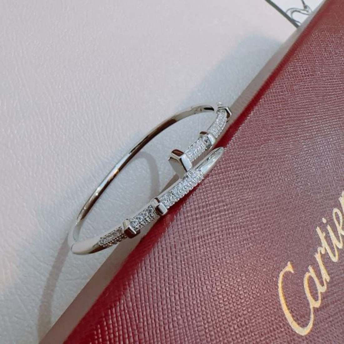 華やかで魅力的な CARTIER カルティエ コピー ブレスレット 特別感あふれる