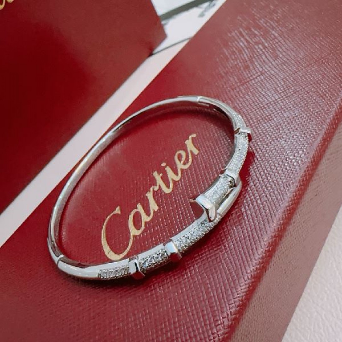 華やかで魅力的な CARTIER カルティエ コピー ブレスレット 特別感あふれる