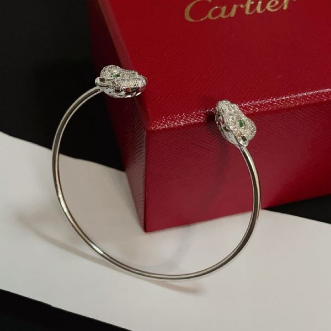  高級感漂う CARTIER カルティエ コピー ブレスレット エレガントな輝き
