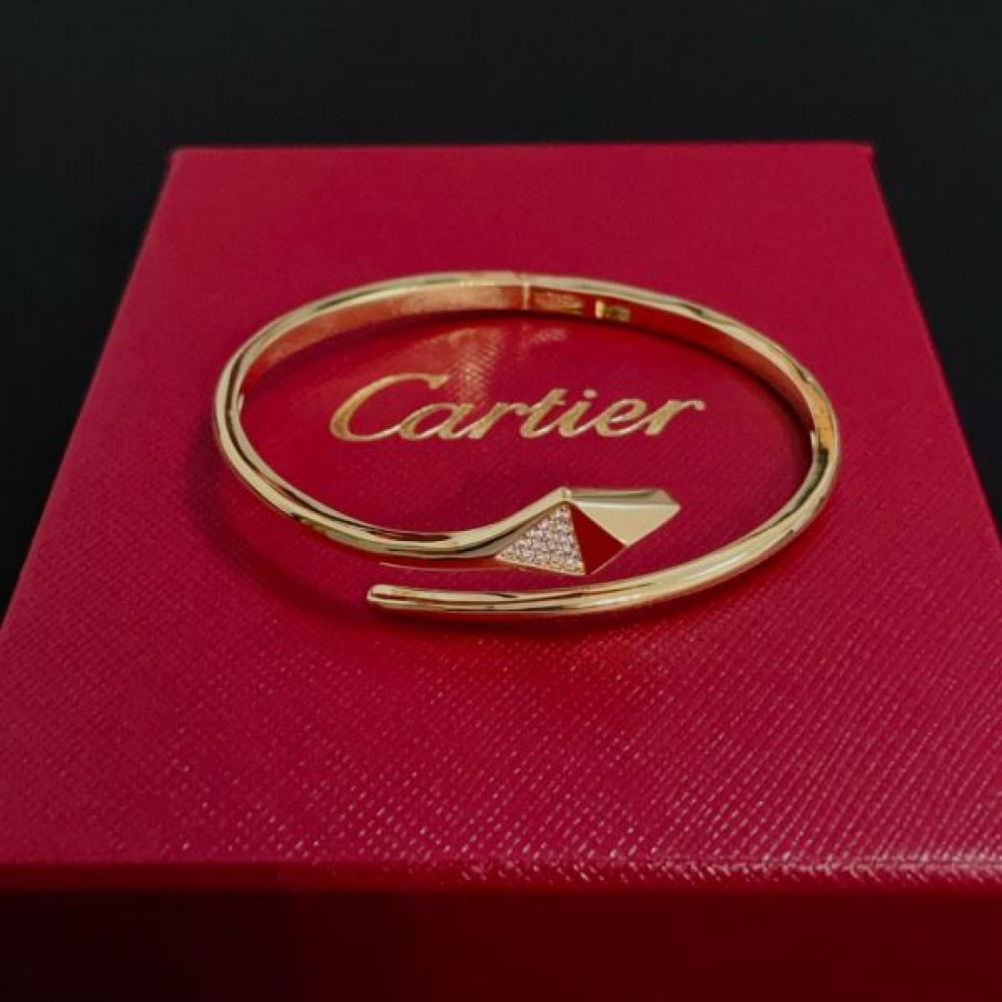 華麗で気品ある CARTIER カルティエ コピー ブレスレット 贅沢な印象