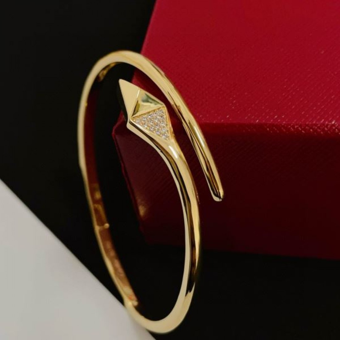 華麗で気品ある CARTIER カルティエ コピー ブレスレット 贅沢な印象