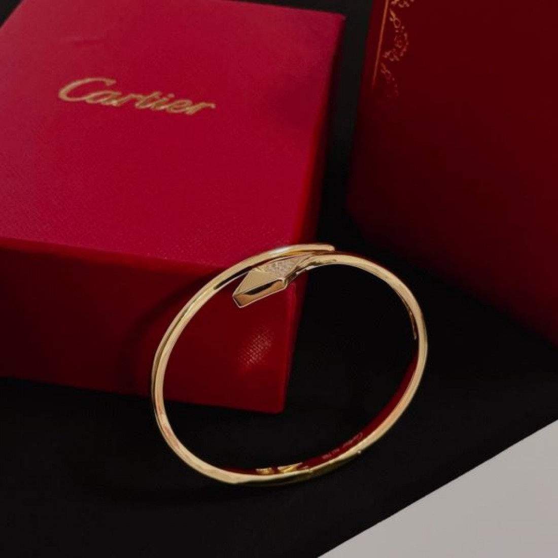 華麗で気品ある CARTIER カルティエ コピー ブレスレット 贅沢な印象
