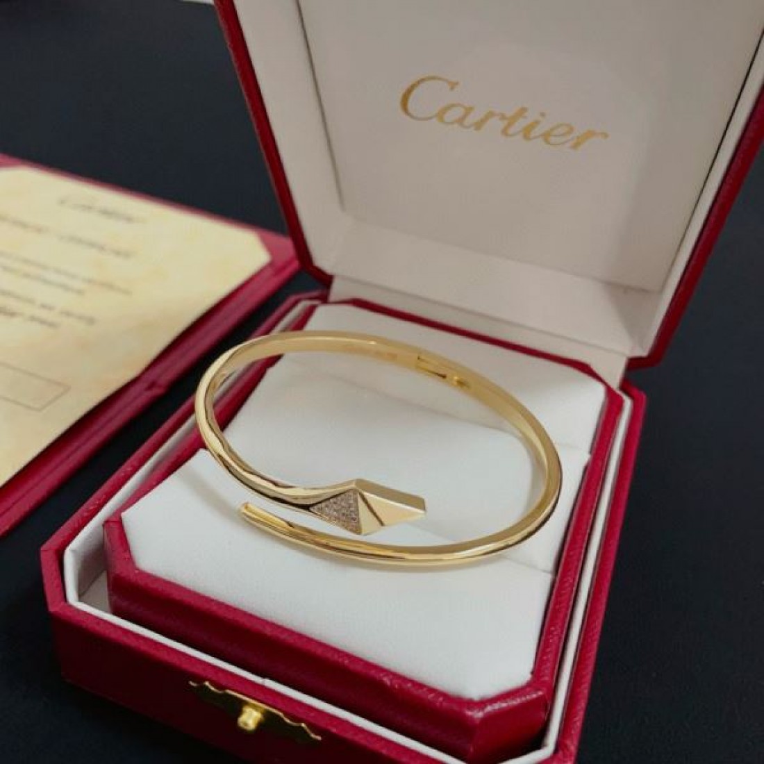 華麗で気品ある CARTIER カルティエ コピー ブレスレット 贅沢な印象