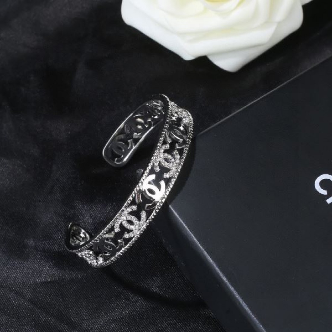 CHANEL シャネル コピー ブレスレット 洗練された輝きと上品な存在感