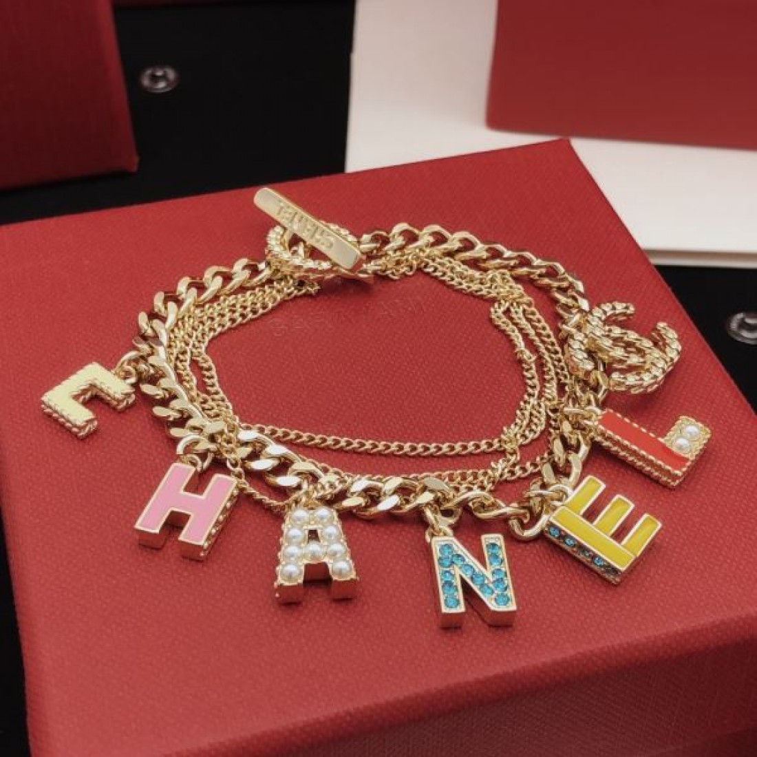 優雅で華やかな CHANEL シャネル コピー ブレスレット 高級感ただよう