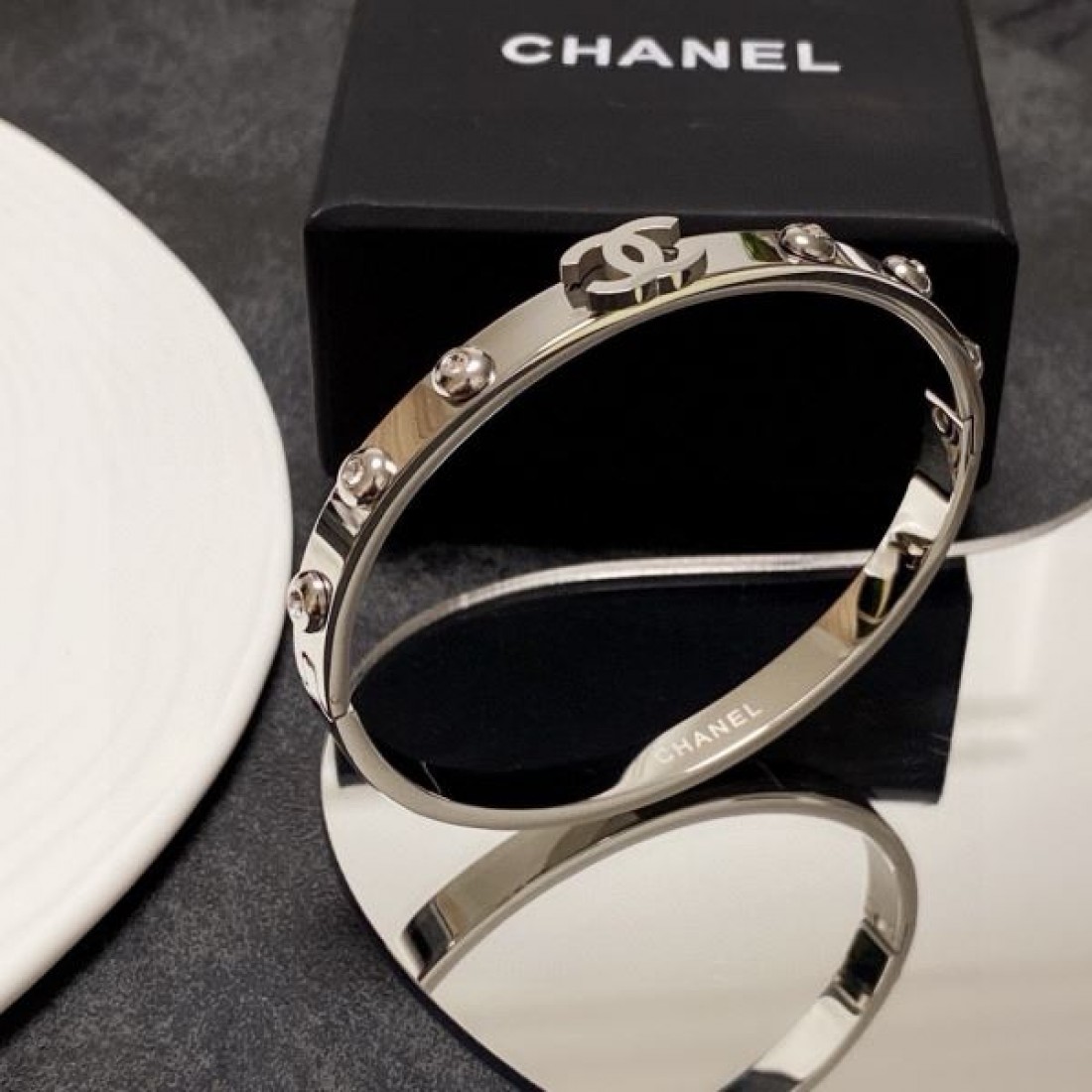 エレガントで魅力的な CHANEL シャネル コピー ブレスレット 高級感漂う