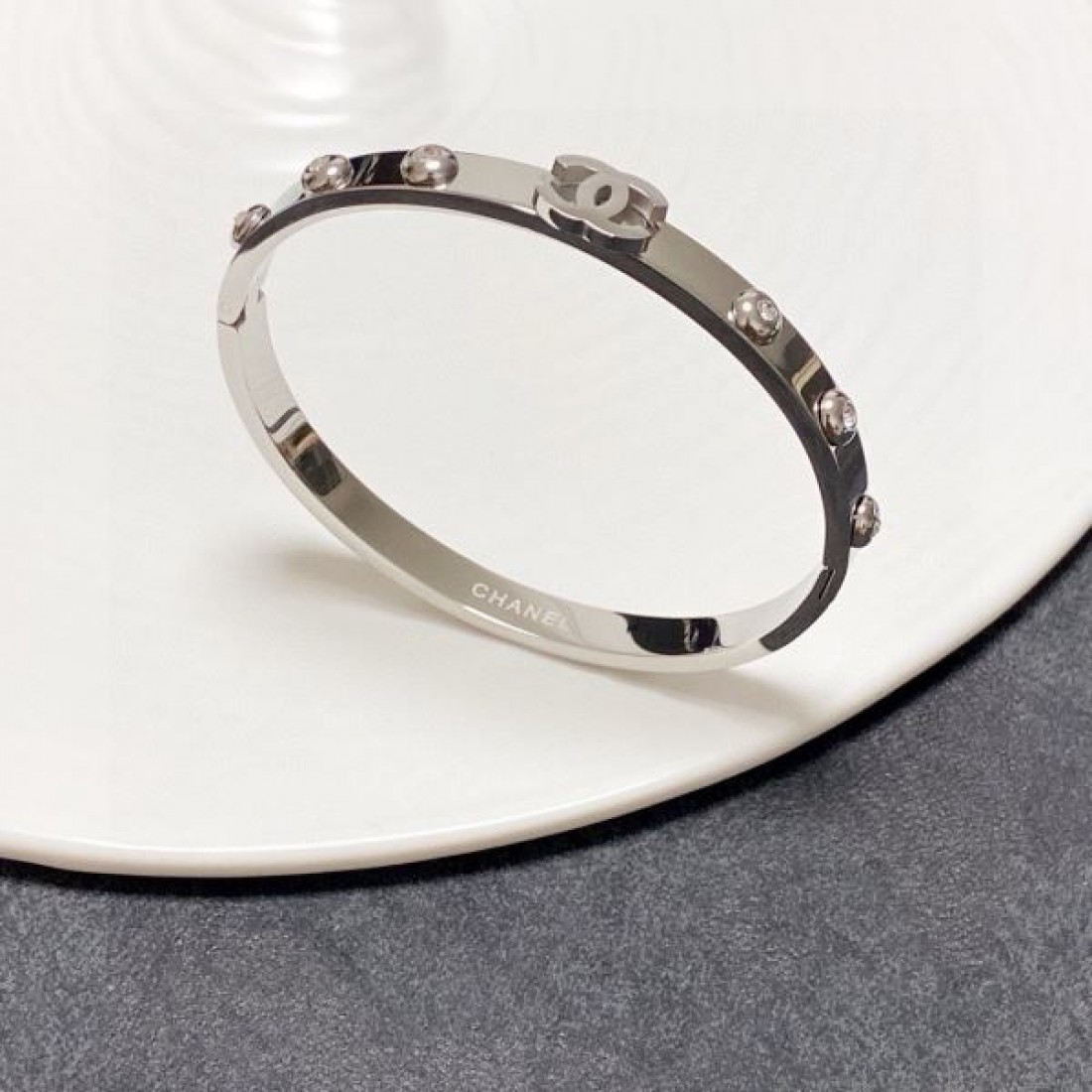 エレガントで魅力的な CHANEL シャネル コピー ブレスレット 高級感漂う
