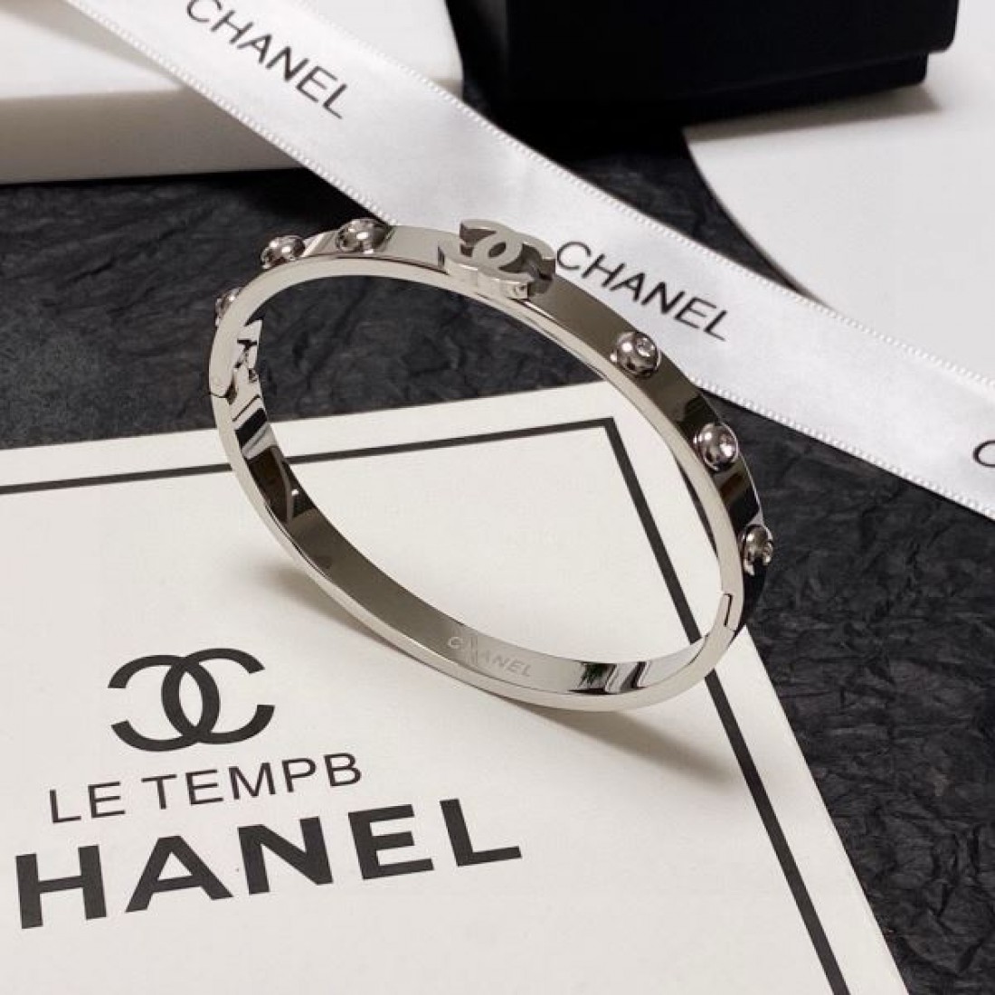 エレガントで魅力的な CHANEL シャネル コピー ブレスレット 高級感漂う