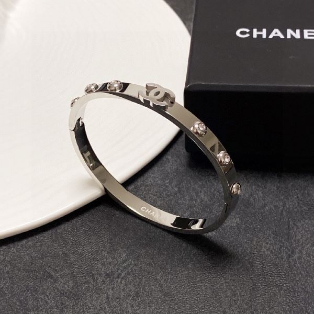 エレガントで魅力的な CHANEL シャネル コピー ブレスレット 高級感漂う