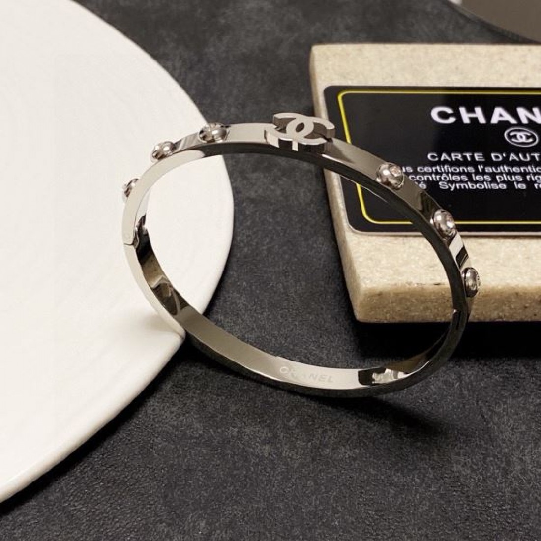 エレガントで魅力的な CHANEL シャネル コピー ブレスレット 高級感漂う