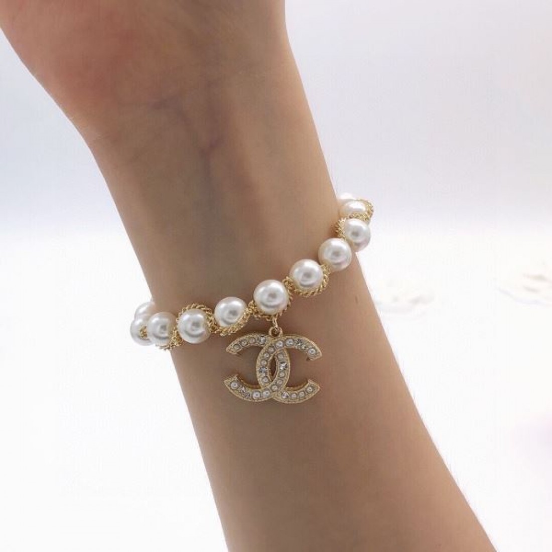 上品でフェミニンな CHANEL シャネル コピー ブレスレット 女性らしい華やかさ