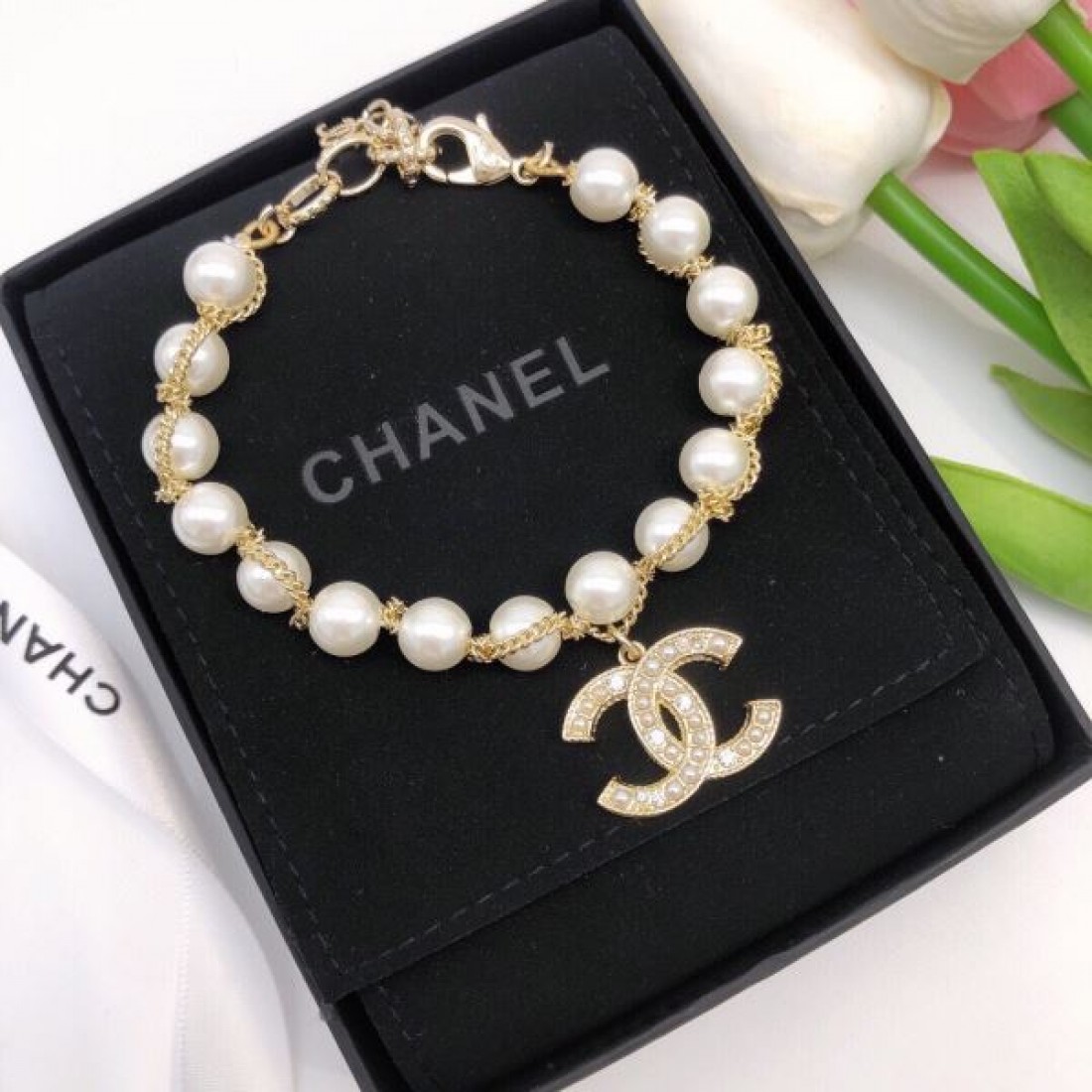 上品でフェミニンな CHANEL シャネル コピー ブレスレット 女性らしい華やかさ