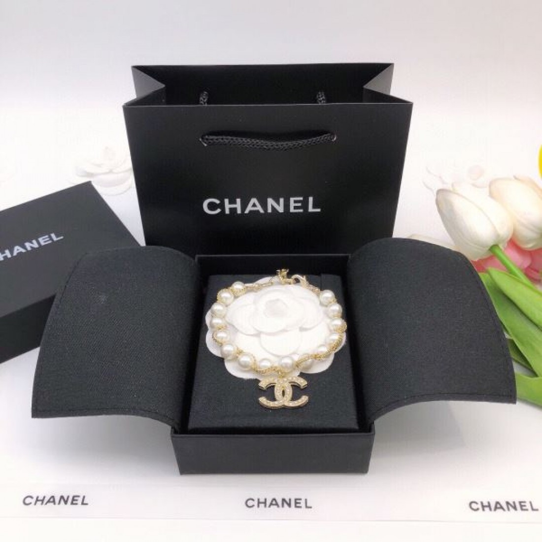 上品でフェミニンな CHANEL シャネル コピー ブレスレット 女性らしい華やかさ