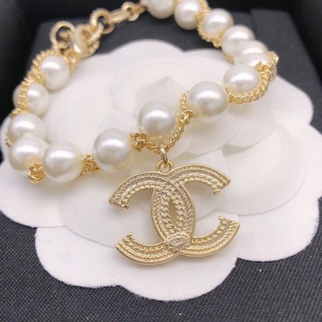 上品でフェミニンな CHANEL シャネル コピー ブレスレット 女性らしい華やかさ