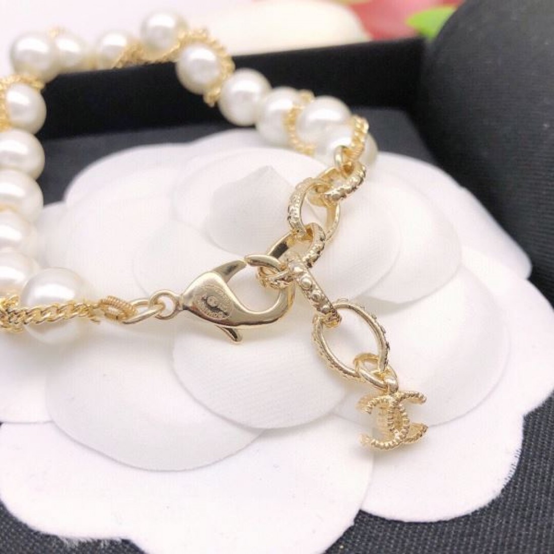 上品でフェミニンな CHANEL シャネル コピー ブレスレット 女性らしい華やかさ