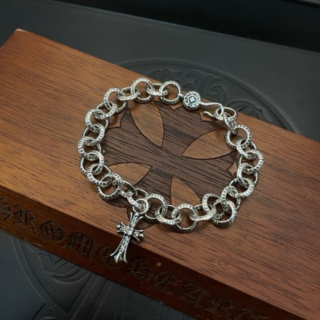 魅惑的で印象的な CHROME HEARTS クロムハーツ コピー ブレスレット 高品質な