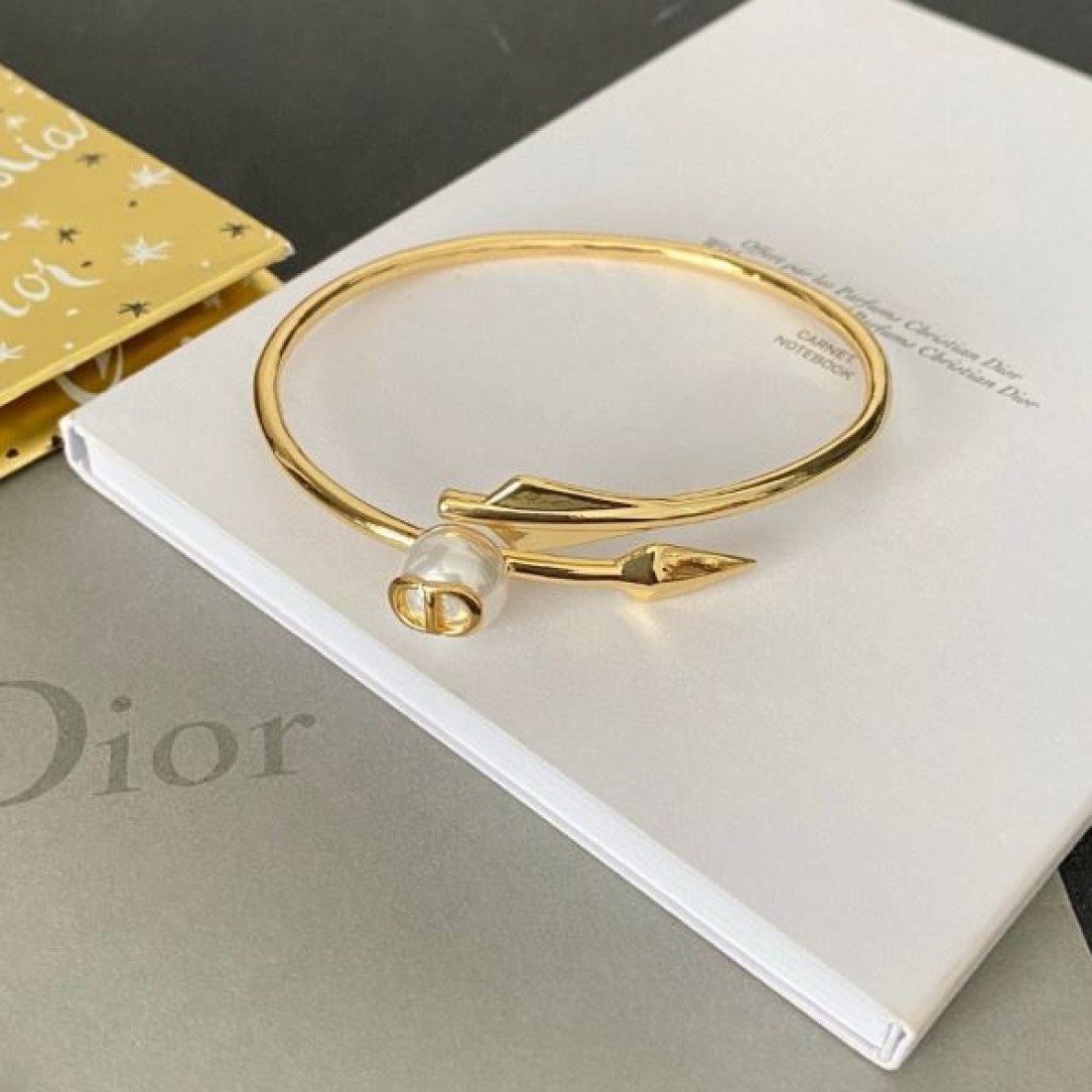 洗練された雰囲気 DIOR ディオール コピー ブレスレット 贅沢な輝き