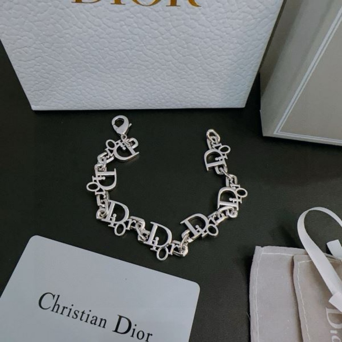 上質で華麗な DIOR ディオール コピー ブレスレット 大人の特別感