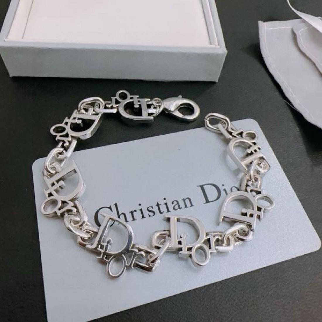 上質で華麗な DIOR ディオール コピー ブレスレット 大人の特別感
