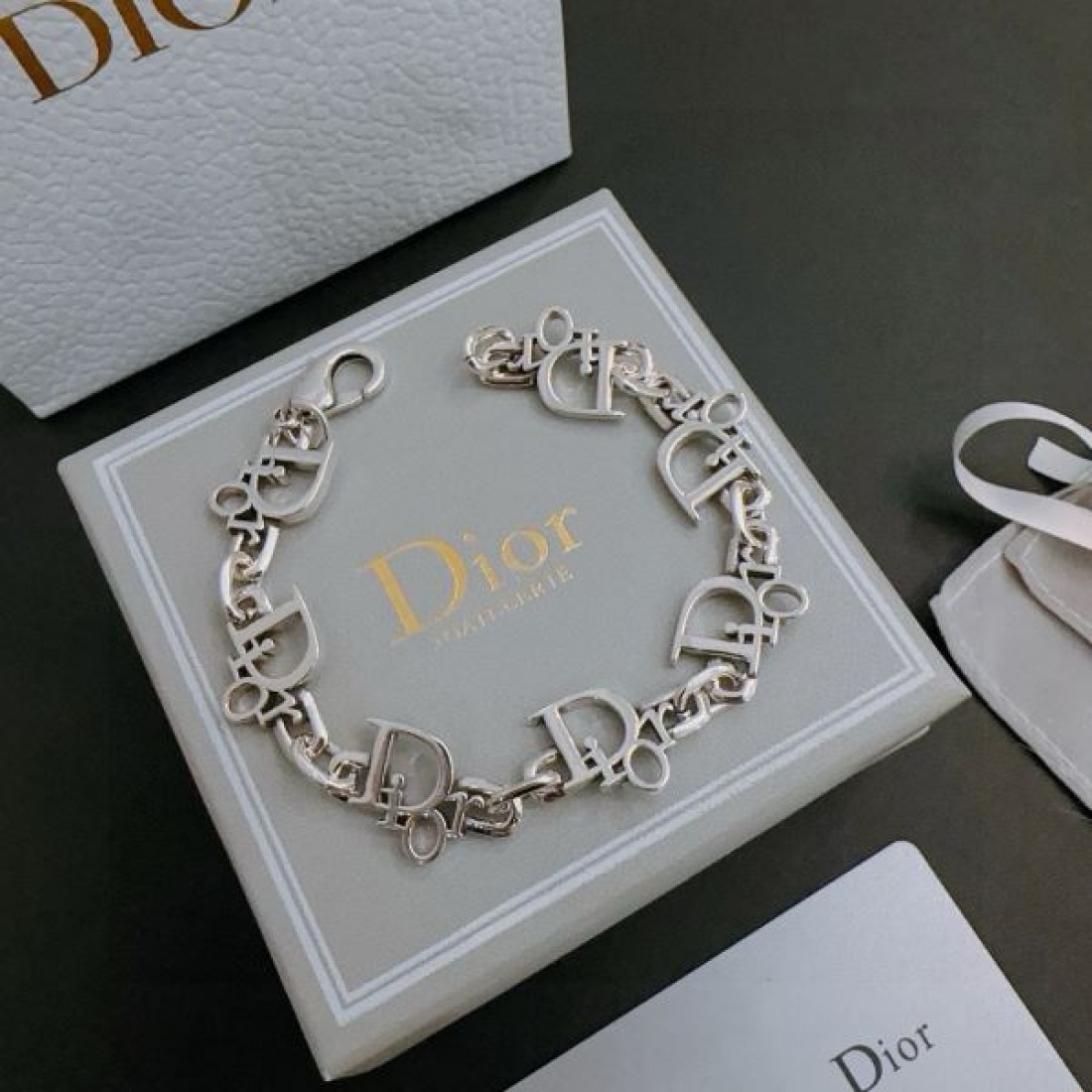 上質で華麗な DIOR ディオール コピー ブレスレット 大人の特別感