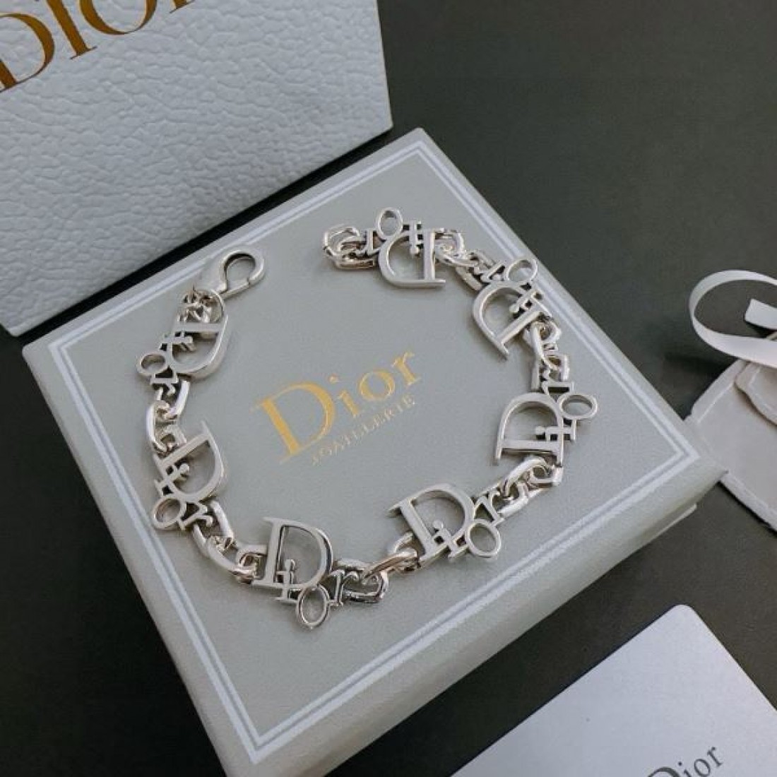 上質で華麗な DIOR ディオール コピー ブレスレット 大人の特別感