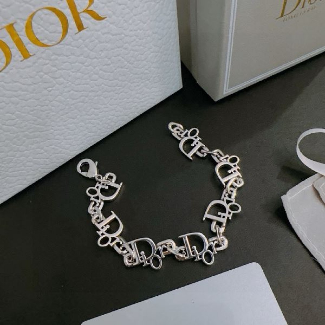 上質で華麗な DIOR ディオール コピー ブレスレット 大人の特別感