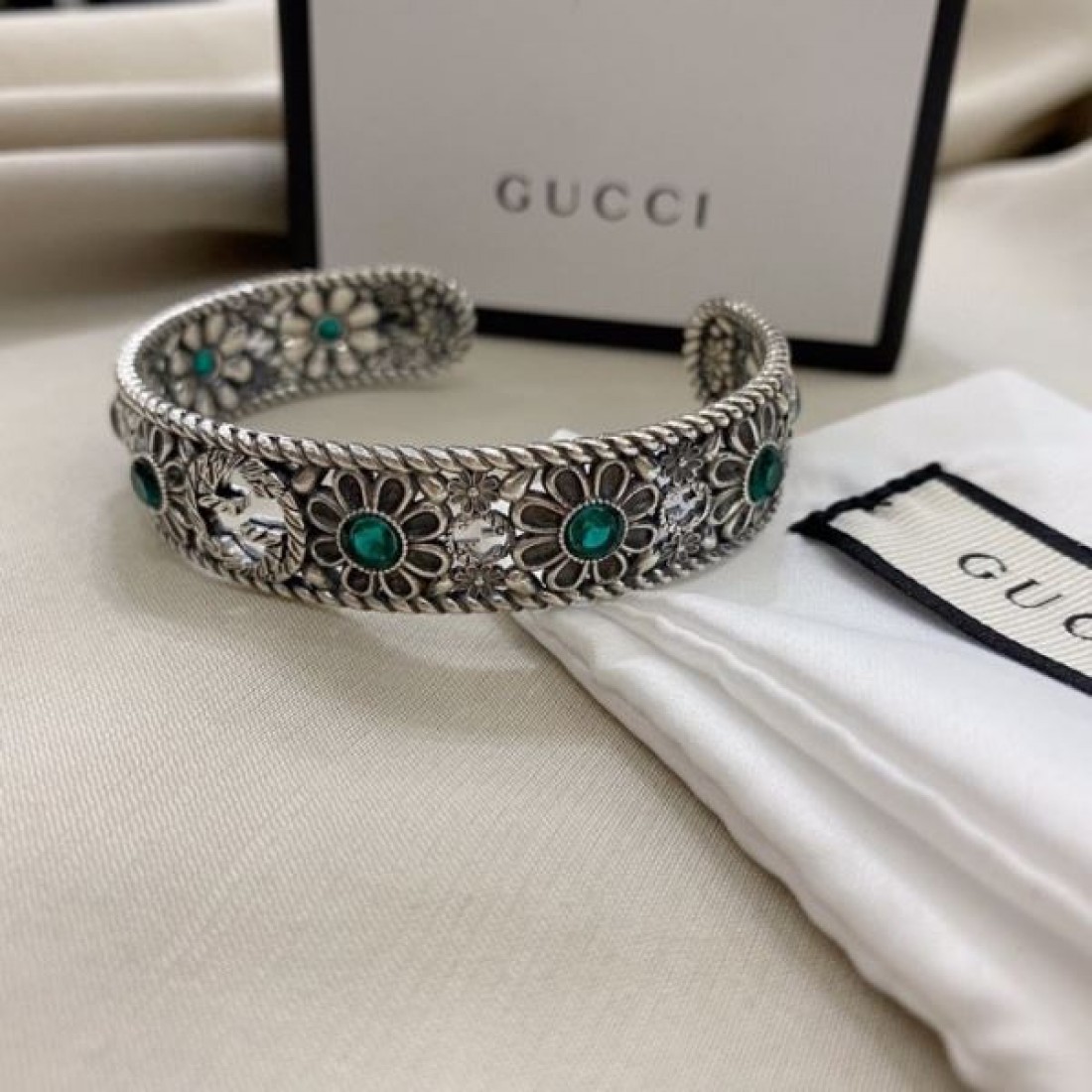 洗練されたデザイン GUCCI グッチ コピー ブレスレット で華やかに