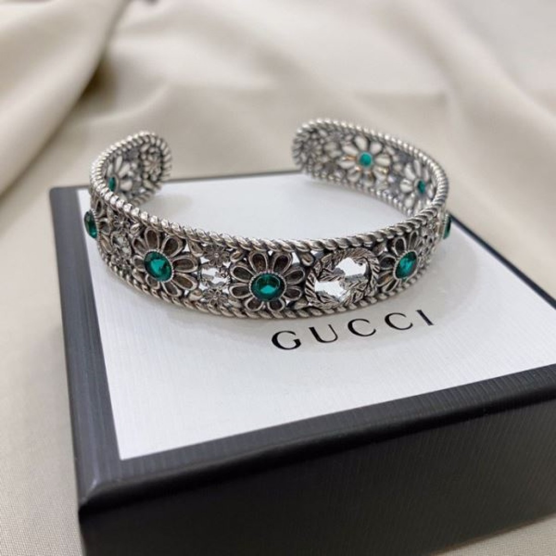 洗練されたデザイン GUCCI グッチ コピー ブレスレット で華やかに