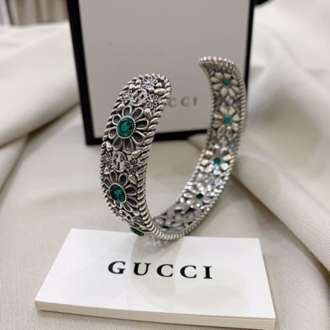洗練されたデザイン GUCCI グッチ コピー ブレスレット で華やかに