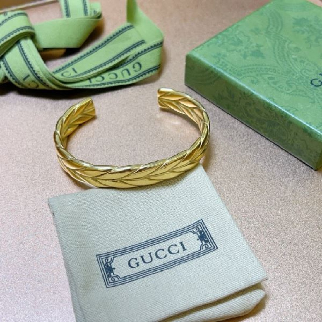 高級感あふれる GUCCI グッチ コピー ブレスレット上品で優雅なデザイン