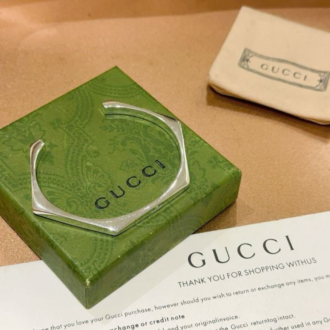 存在感抜群の GUCCI グッチ コピー ブレスレット 魅力的な輝き